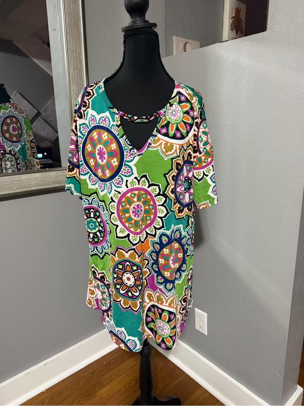 Heimish USA mandala floral print v-neck boho bold chic tunic size 3X. - Picture 3 of 7